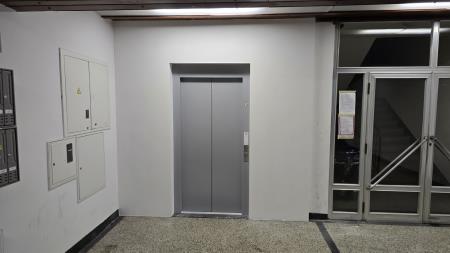V stolpnici na Cesti zmege novo dvigalo